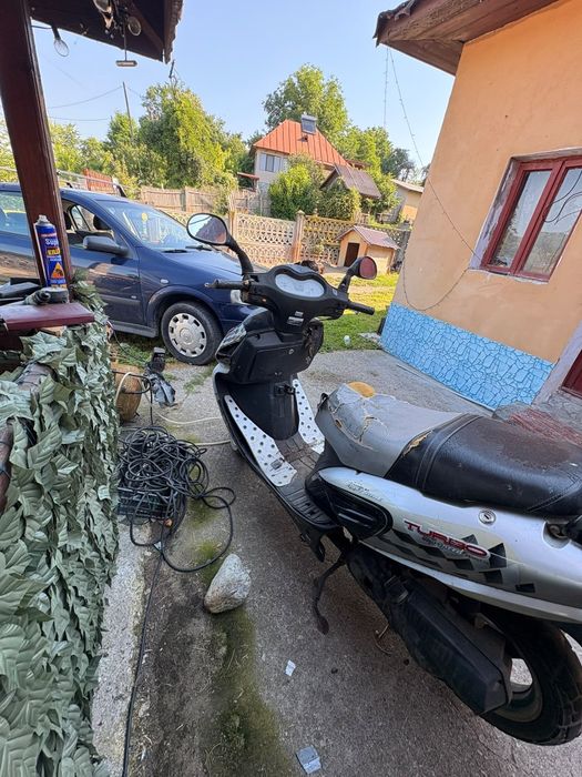 Vând scuter TURBO 125cc 4t cu acte fac și schimb!