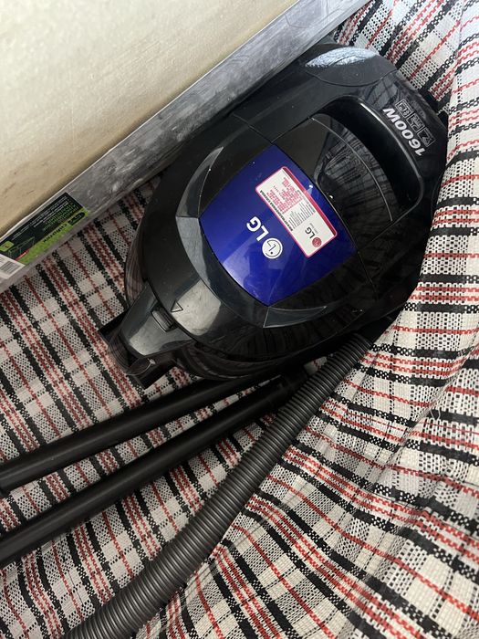 Пылесос LG меньше года ему