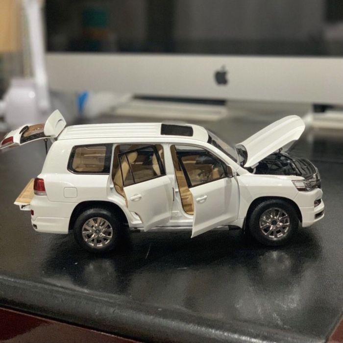 Модель 1:18. Land cruiser ls 200
