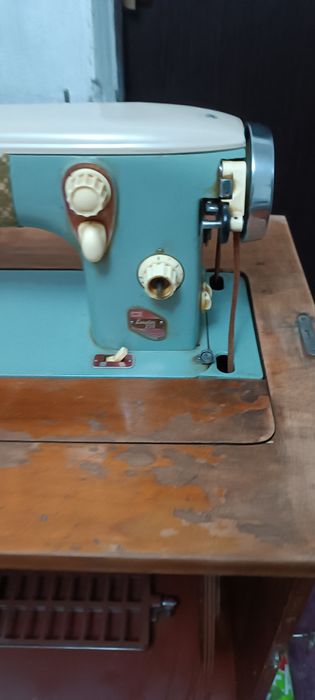 Продам швейную машинку