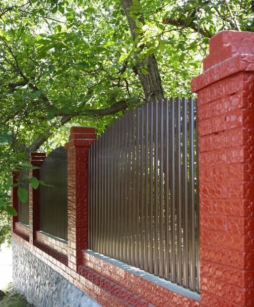 Garduri și porți din jaluzele șipcă metalică place de beton