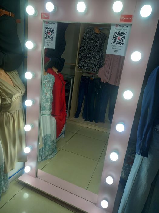 Зеркало продается для бутика