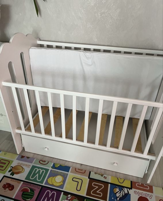 Продам детскую кровать с маятником