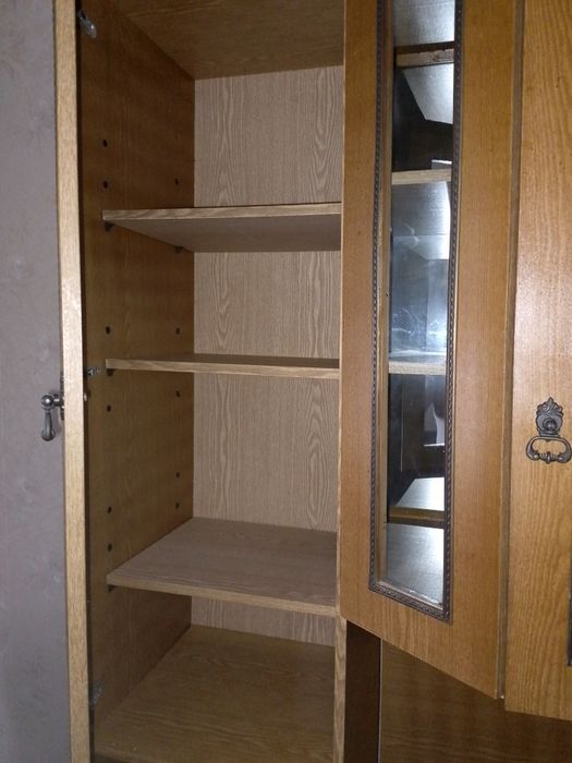 Стенка коричневого цвета