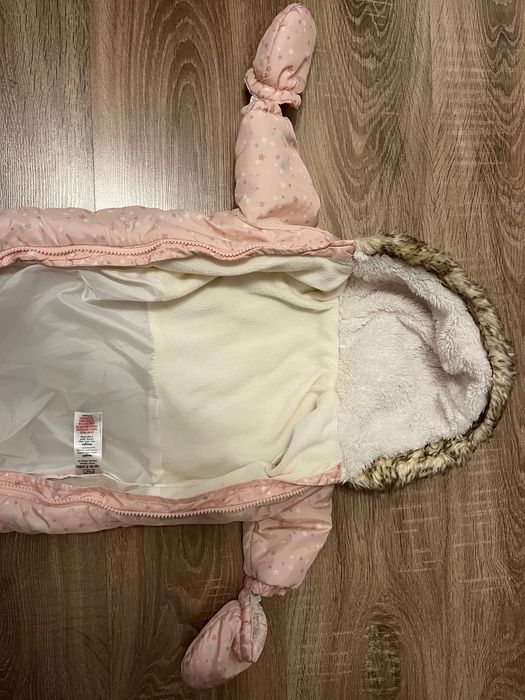 Combinezon roz cu botoșei integrați pana la 3 luni