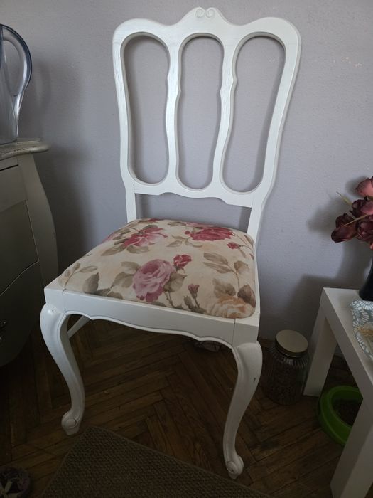 Vand scaun alb tapitat