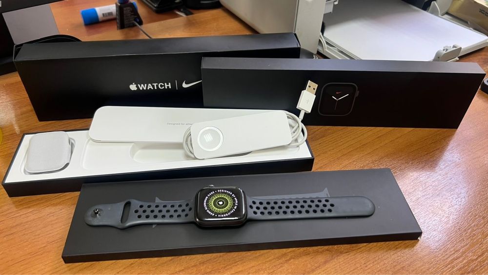 Apple watch продам срочно.