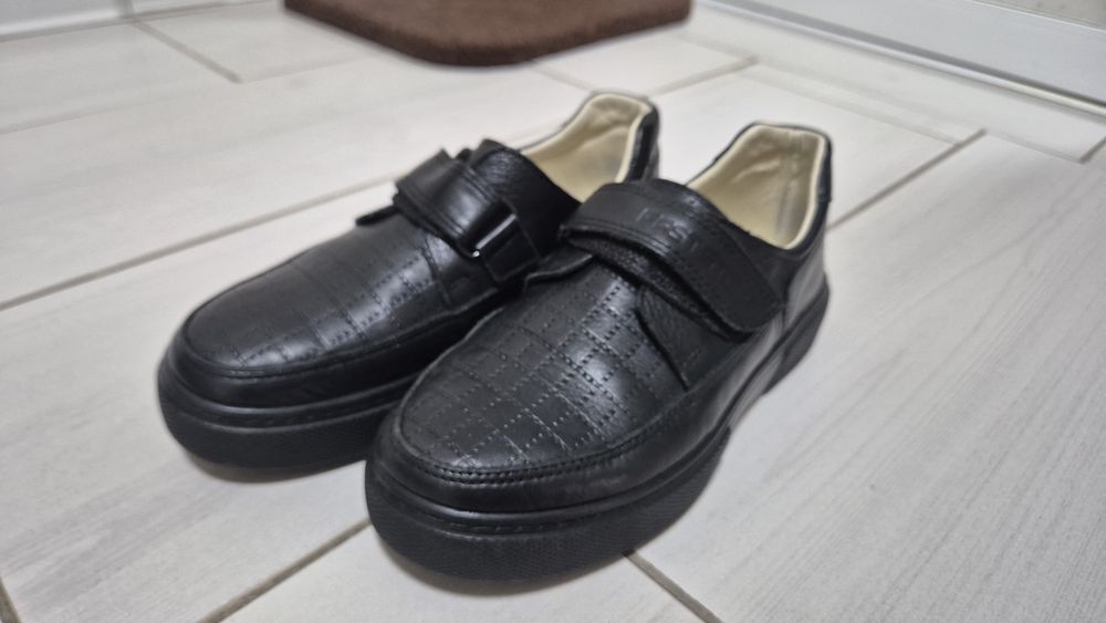 Продам школьную обувь