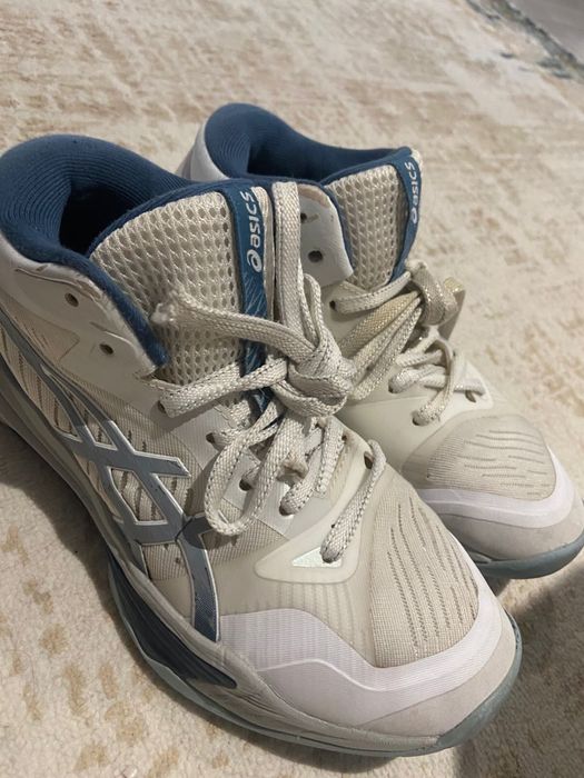 Продам крассовки асикс