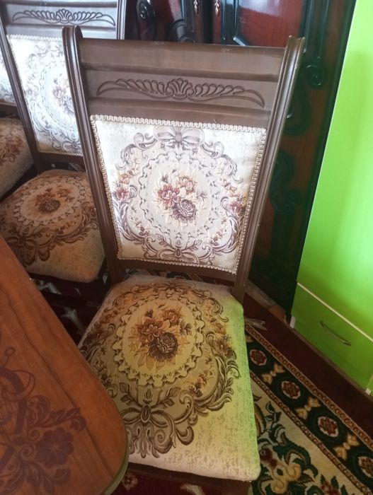 Mehmonxona uchun stol stul