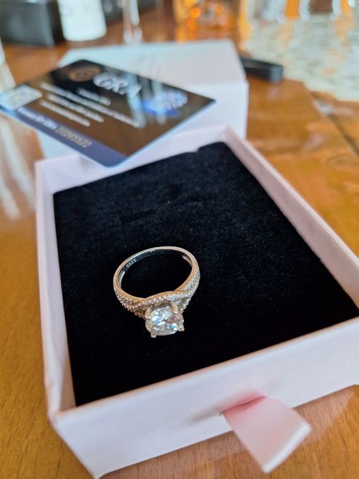 Сребърен пръстен с два карата моисанит