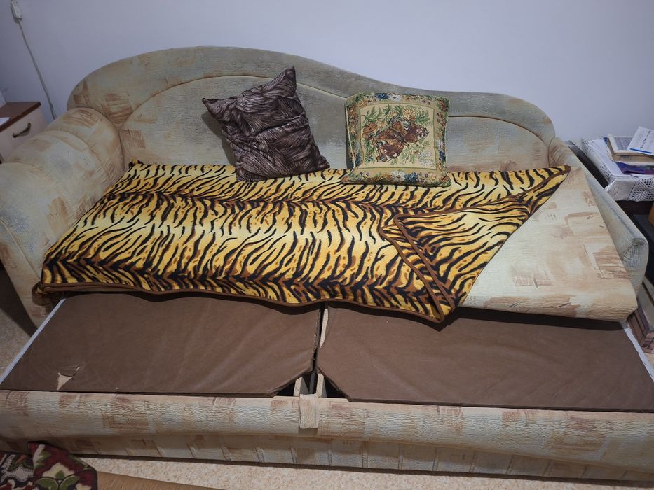 Продам софу. Раскладывается.