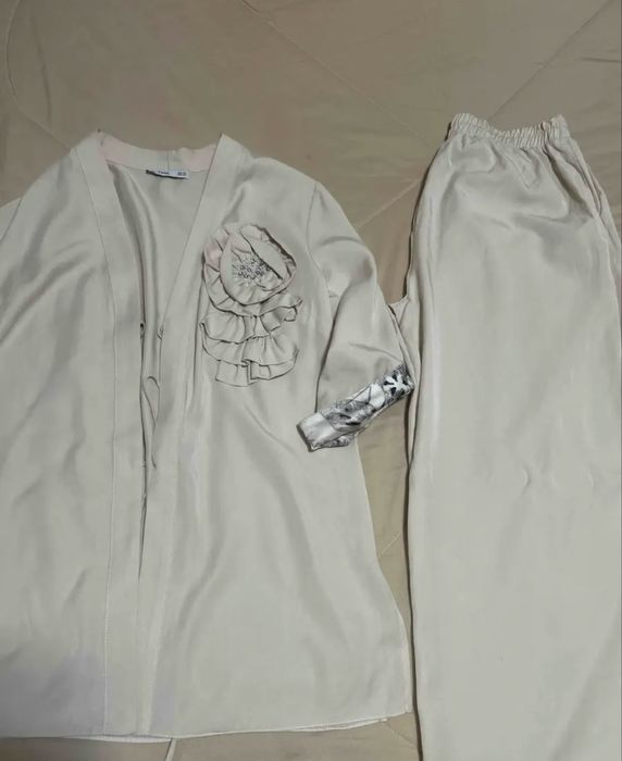 Продается костюм двойка нарядный