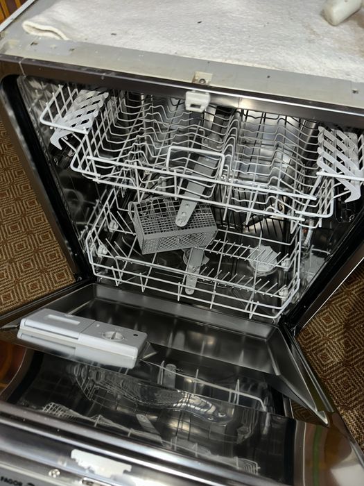 Срочно продам посудомоечную машину