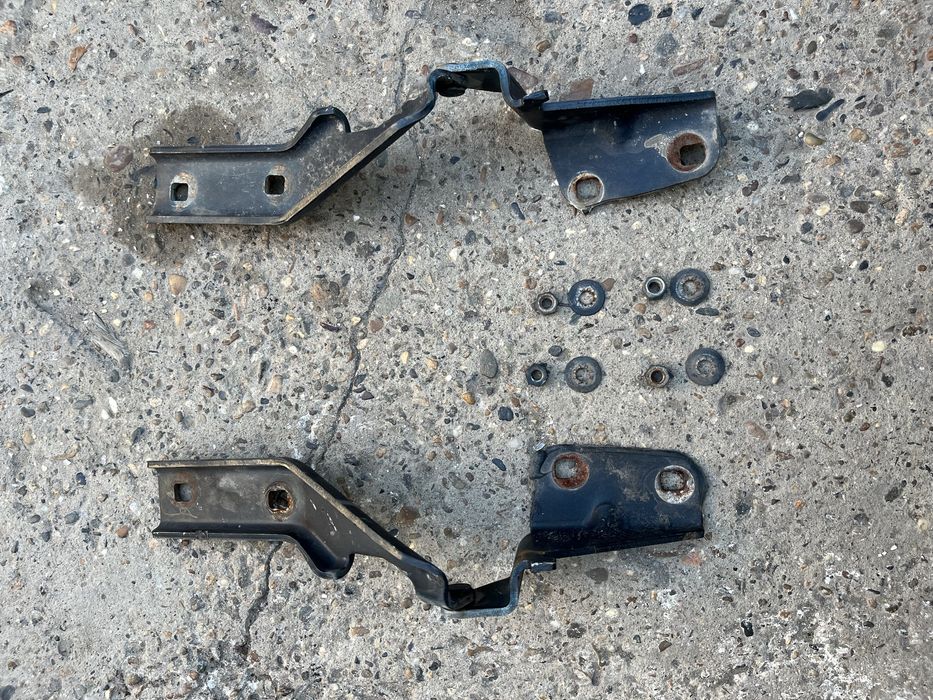 Приора на капот крепление