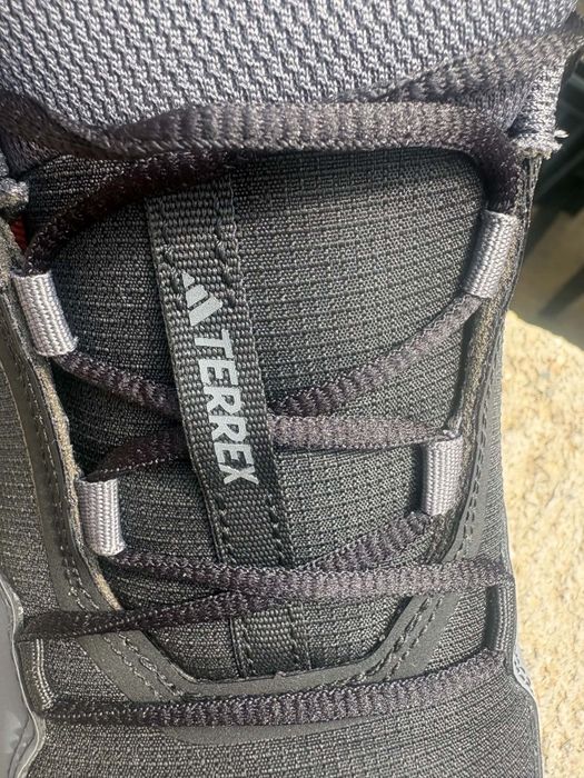 Продавам юношески туристически обувки/маратонки Adidas Terrex AX4R, размер 39 1/3.