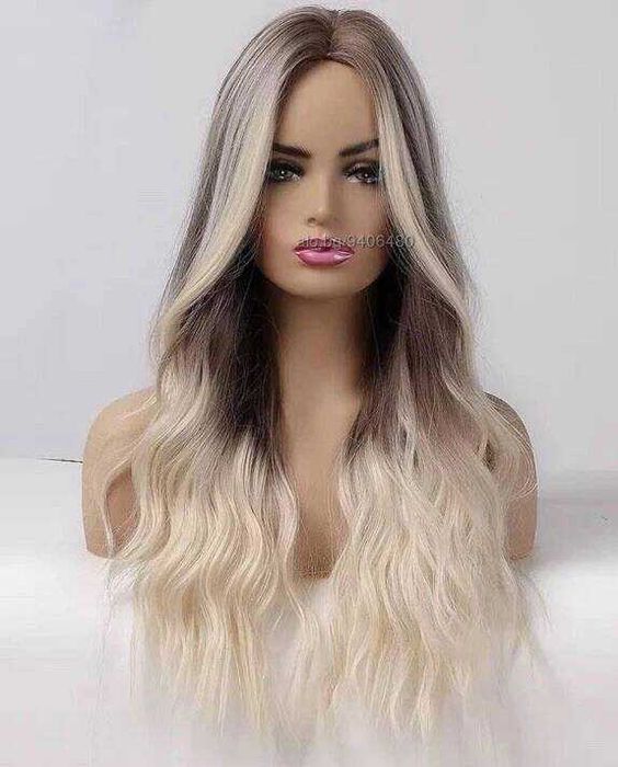 Красива кафява вълнообразна перука с руси кичури и краища балеаж