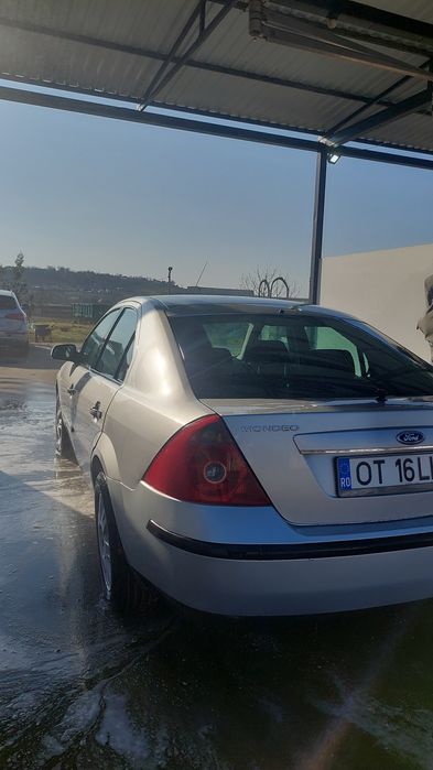 Vând Ford mondeo