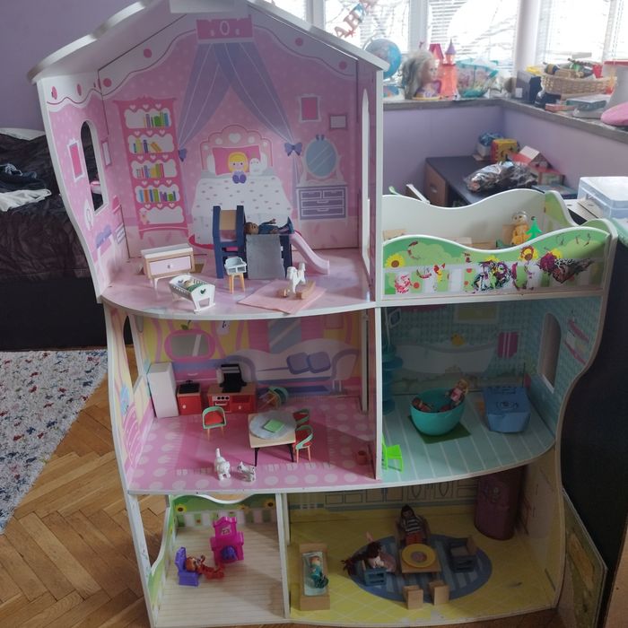Къща за кукли с обзавеждане и семейство кукли