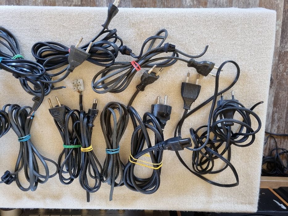 Pachet dif cabluri alimentare pt aparatura.. Perfect functionale.