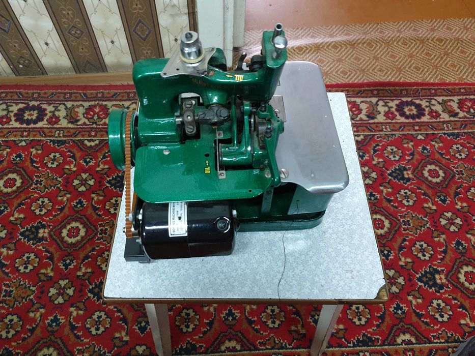 Прдам оверлок в отличном состояние