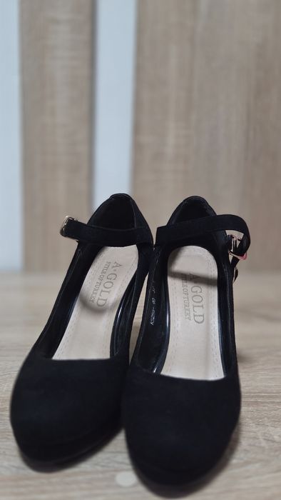 Туфли черные и белые босоножки