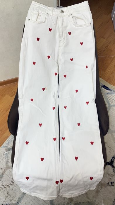 Белые джинсы с сердечками