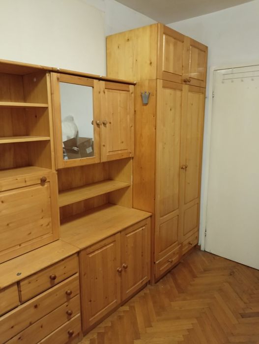 Легла и секция от масивно дърво. Продават се и на отделни модули.