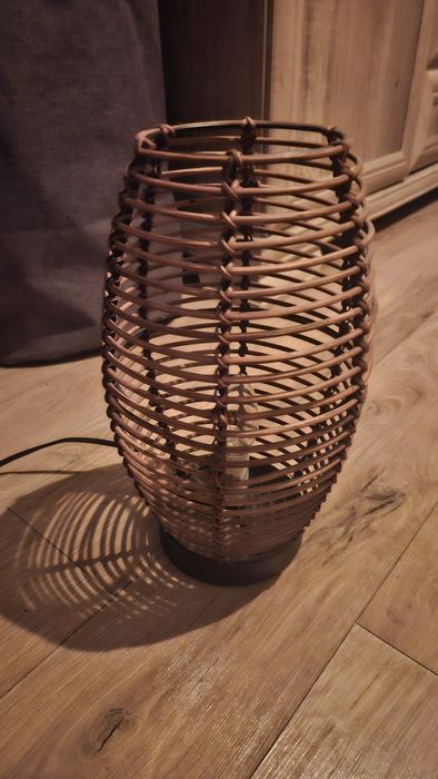 Veioza maro din ratan/ fibre naturale, aproximativ 25 cm inaltime