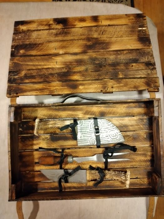 Набор для разделки и жарки мяса.