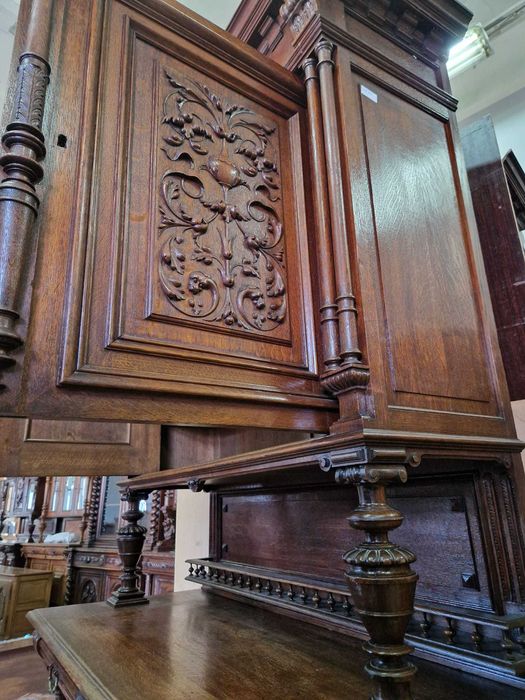 Ръчно резбован дъбов бюфет в стил Неоренесанс, налични два броя