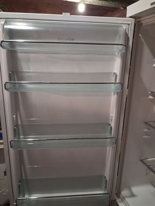 Продавам хладилник/фризер комбиниран на марката Miele. Град Айтос. За