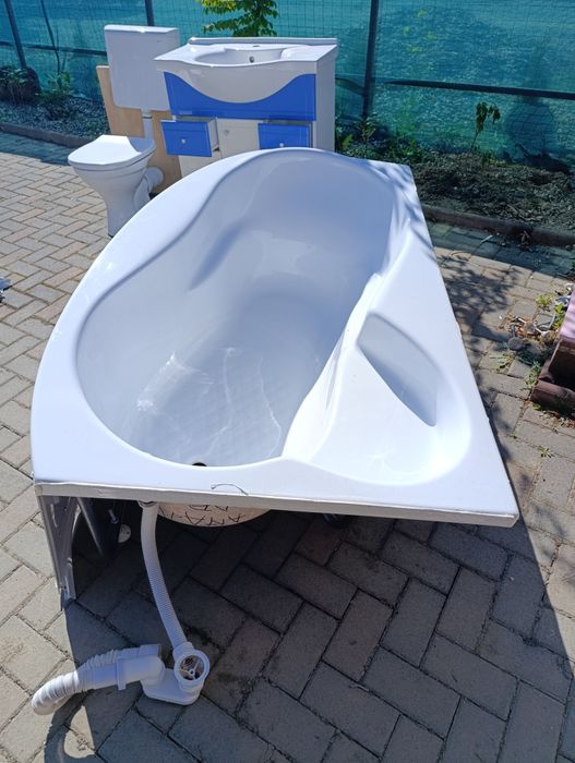 Vând wc două bazine două chiuvete mască chiuvetă cu sertare și cadă baie fară zgârieturi sau îngălbenite Menționez că totul se află pe v Avrigului