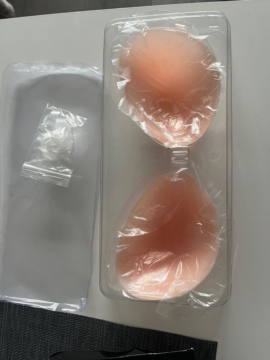 Самозалепващ се сутиен