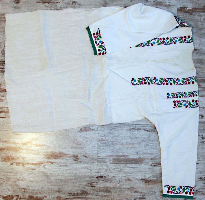 Ie taraneasca veche de 100 de ani