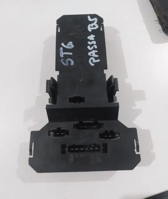 Soclu becuri lampa stop pe aripa stanga Volkswagen VW Passat 2000