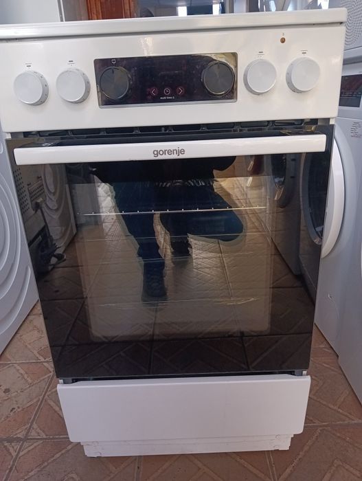 Тясна 50 см печка с керамичен плот Gorenje  с две години Гаранция!