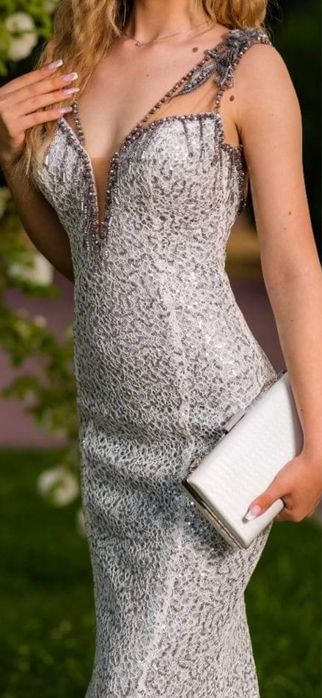 Бална рокля с подарък чантата към нея.