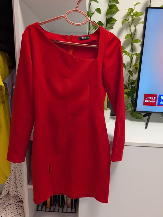 Rochie rosie cu deculteu pe o parte