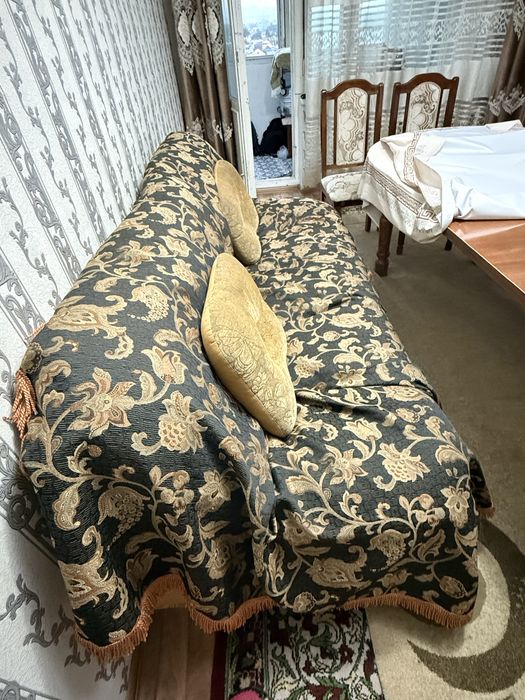 Диван, стол , стулья