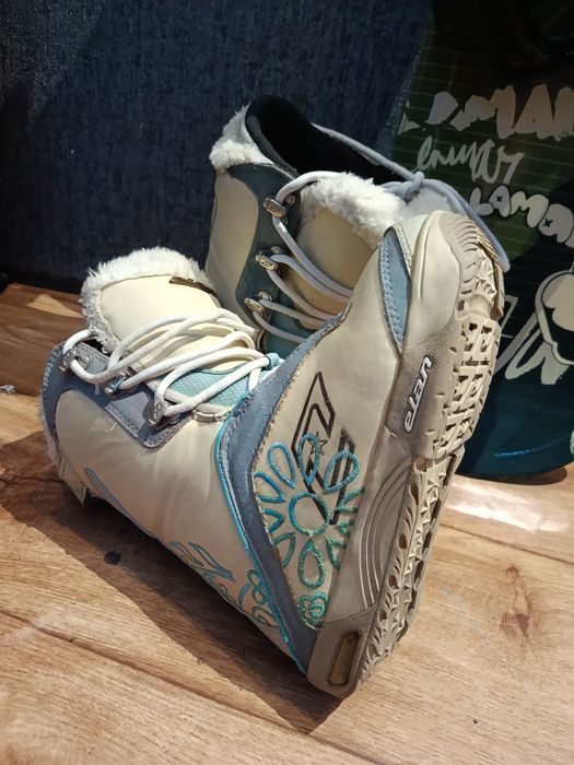 Сноуборд с креплениями и ботинки