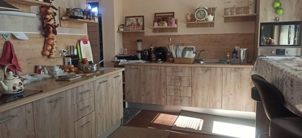 Триетажна Къща с двор в ж.к Меден Рудник