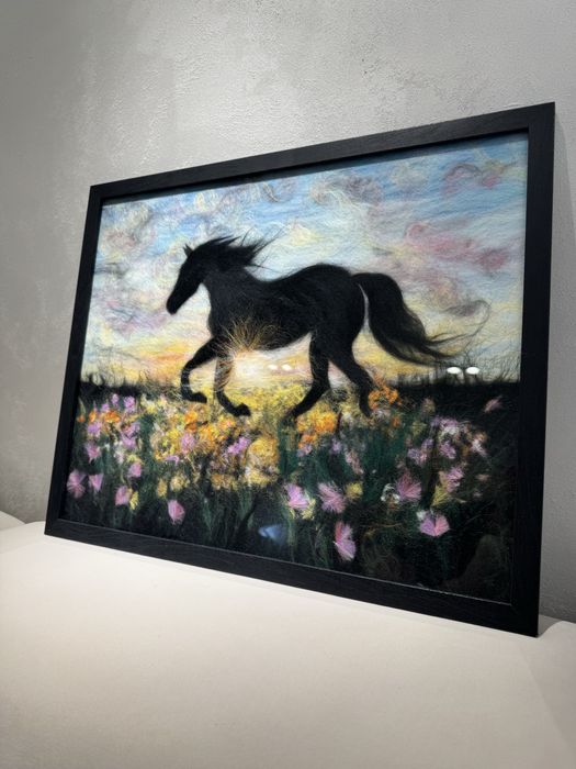 Картина “Черно конче в галоп” - вълна - 40/50см - Весела Геориева