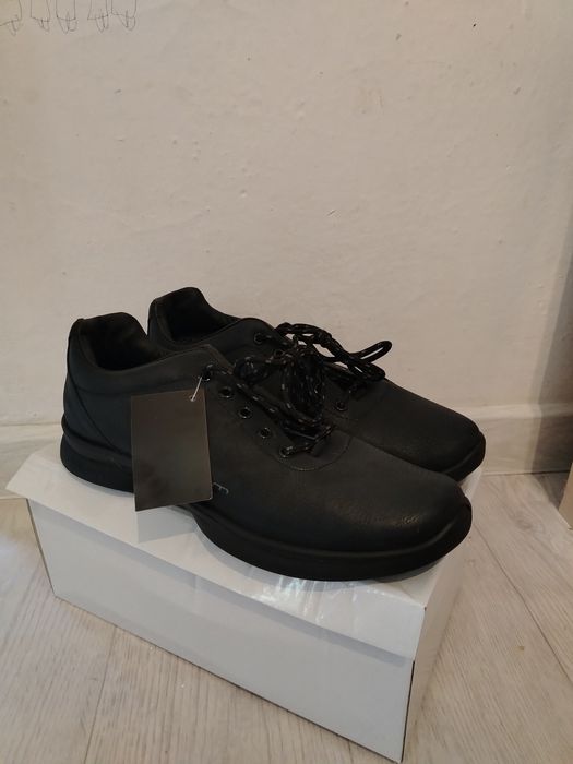 Обувь кроссовкии