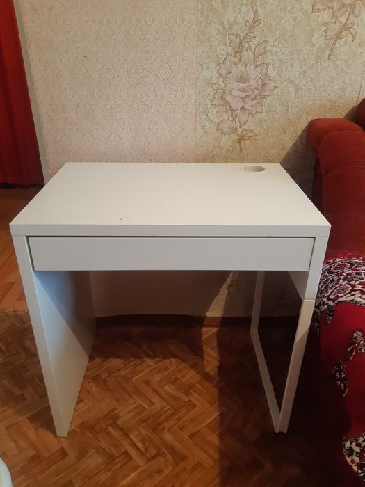 Компьютерны комплект столик стул .и ковёр