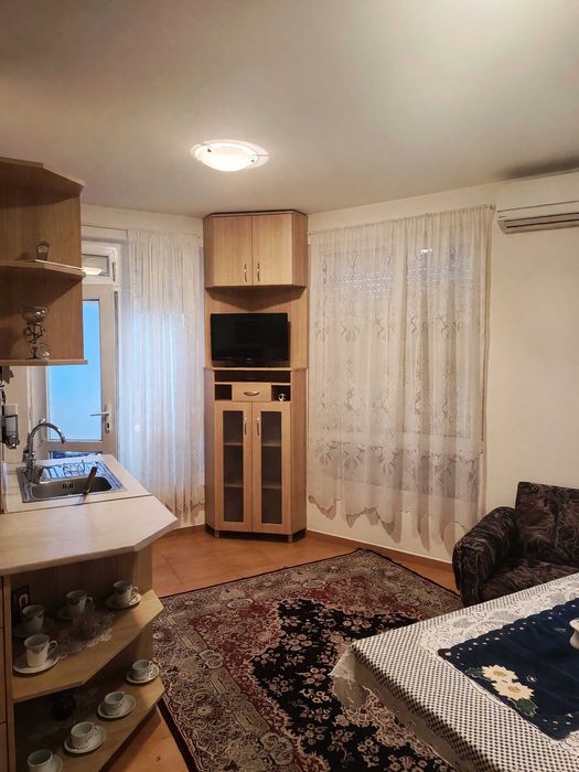 Продава се просторен двустаен апартамент в Поморие - снимка 4
