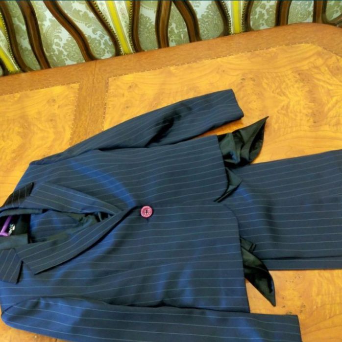 Продам красивый брючный костюм. Турция