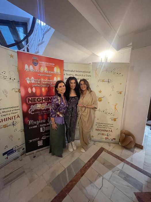 Predau cursuri de muzică (muzică ușoară, populară și alte genuri)