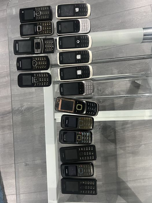 Vand lot telefoane cu butoane