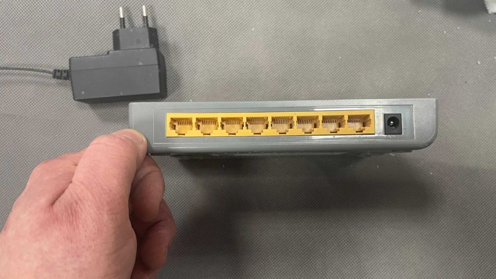 Switch Tenda,  Router ASUS